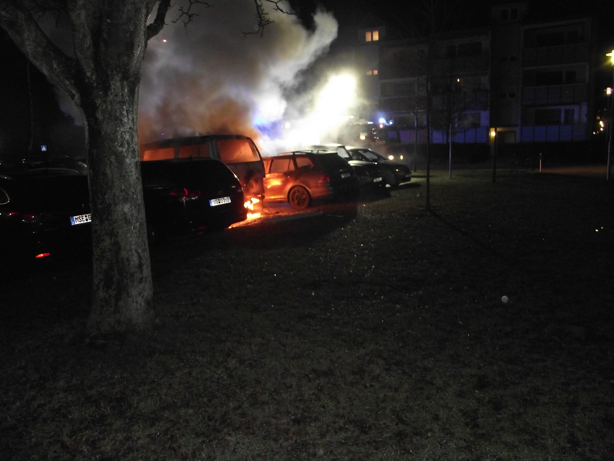 POL-NB: Fünf geparkte PKW durch Feuer in Stavenhagen beschädigt
(LK Mecklenburgische Seenlandschaft)