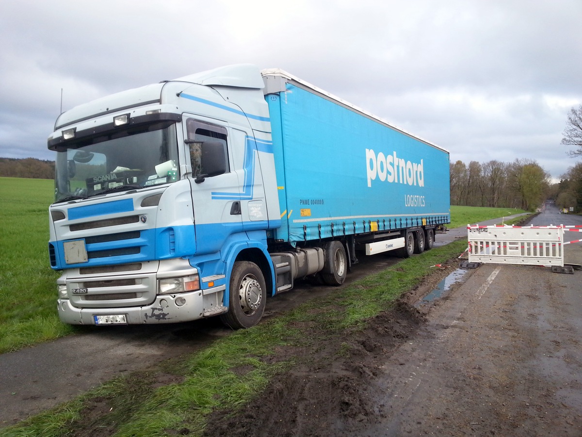 POL-WL: Lkw blieb stecken ++ Stelle - Zwei Leichtverletzte nach Auffahrunfall ++ Buchholz - &quot;Voll&quot; auf der Tankstelle ++ Winsen - Widerstand gegen Polizeibeamte