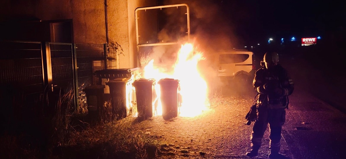 FW-RE: Mehrere Kleinbrände in den frühen Donnerstagsstunden