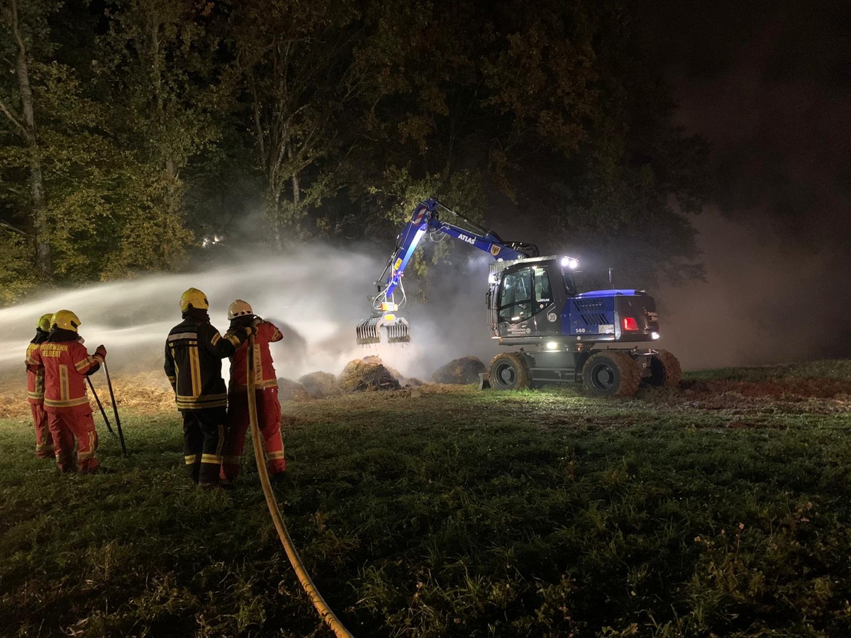 FW-Velbert: Ausgedehnter Heuballenbrand auf der Alaunstraße