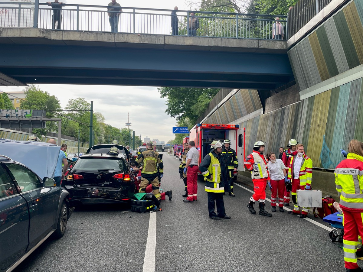 FW-E: Verkehrsunfall auf der A40 mit 5 verletzten Personen