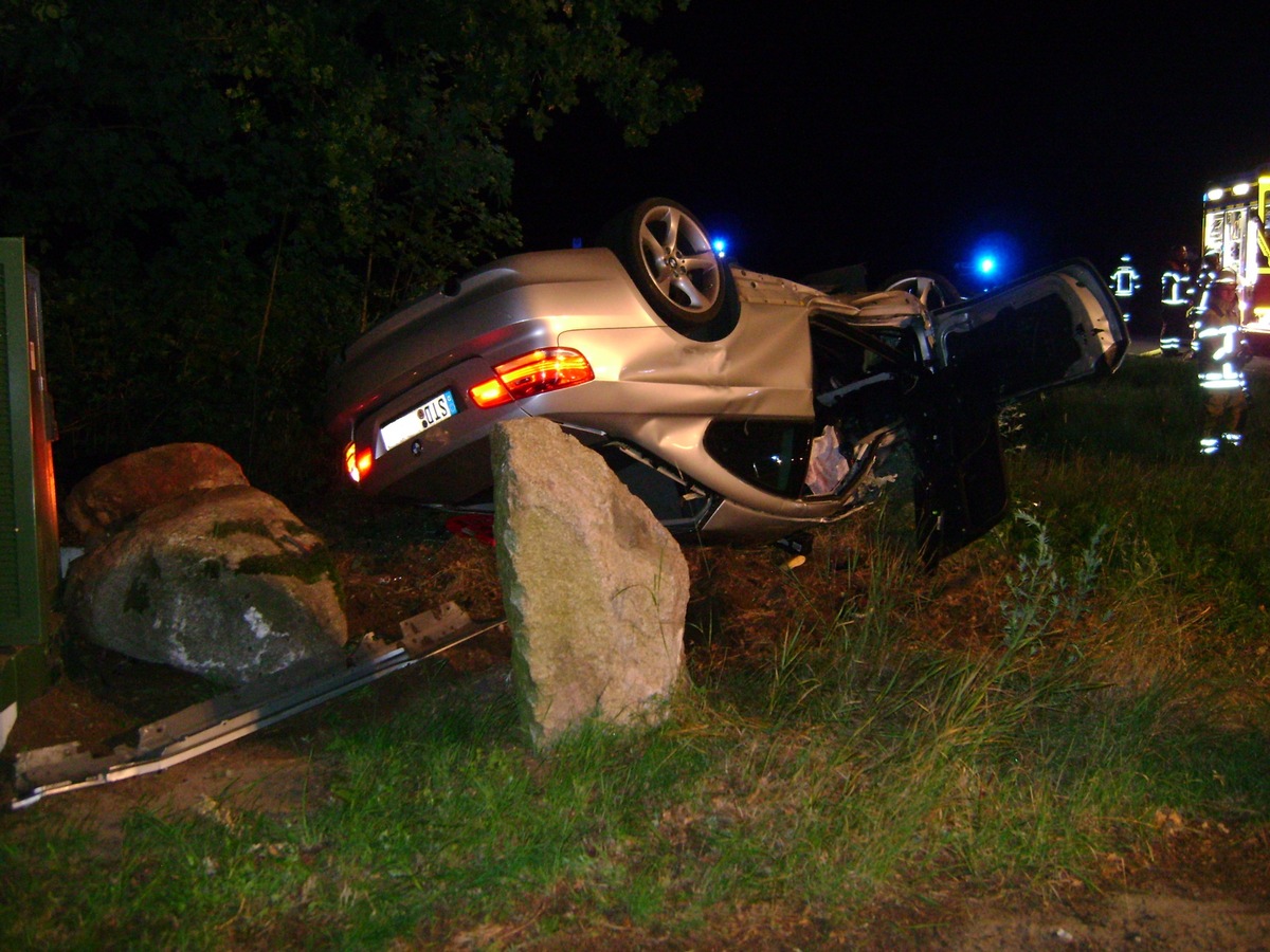 POL-STD: 29-jähriger Autofahrer bei Unfall auf der Bundesstraße 74 schwer verletzt, Unbekannte entwenden Frontscheinwerfer von Fahrzeugen eines Beckdorfer Autohauses