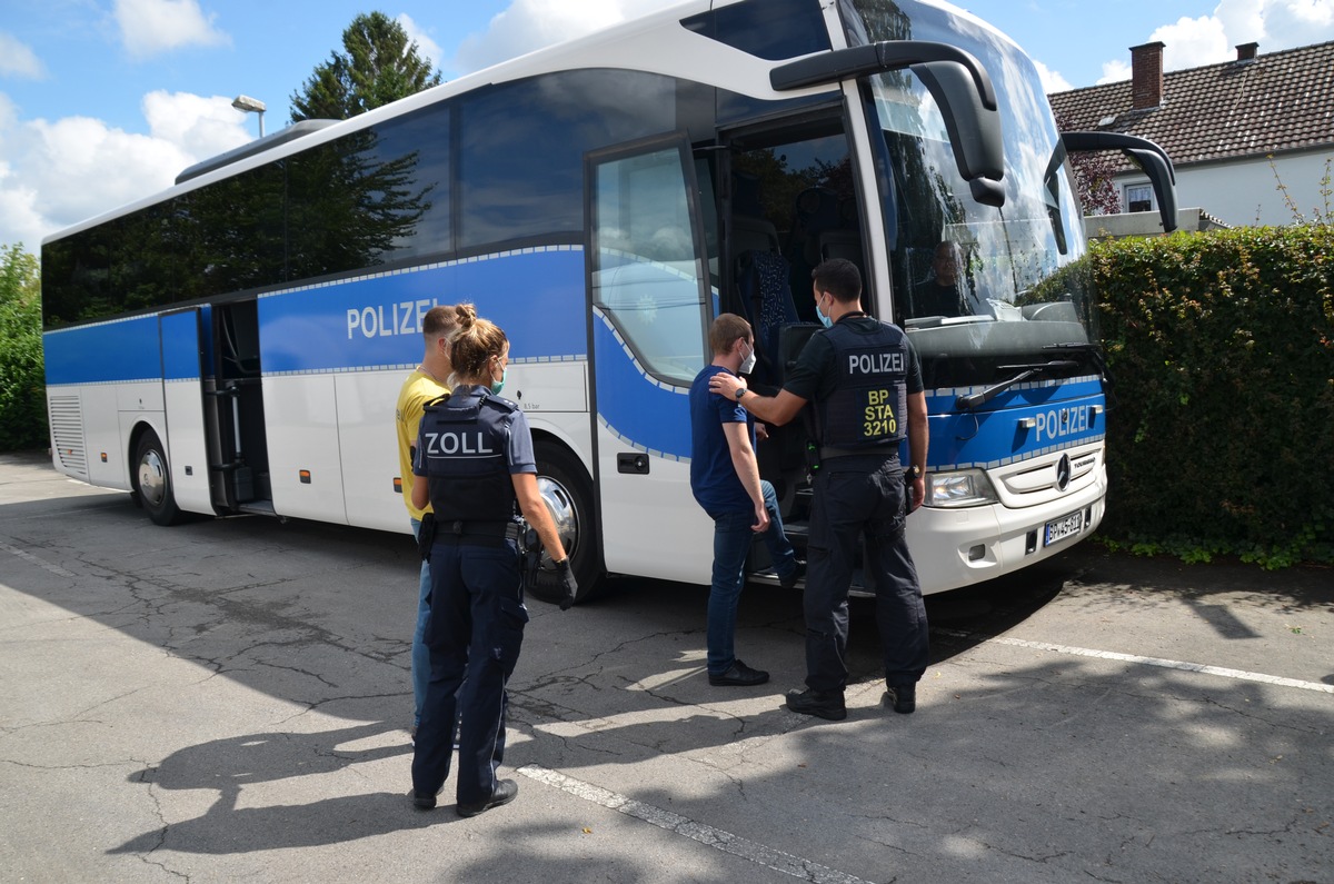 BPOL NRW: Zoll und Bundespolizei: Durchsuchungen und Festnahmen bei Arbeitnehmerüberlassungsfirmen / Schlag gegen Schleusung und Schwarzarbeit