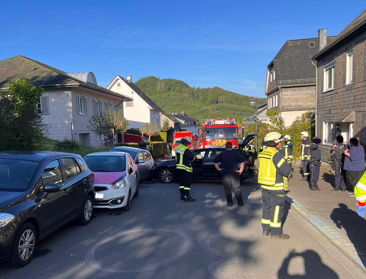 FF Olsberg: Frau bei Auffahrunfall in Olsberg schwer verletzt