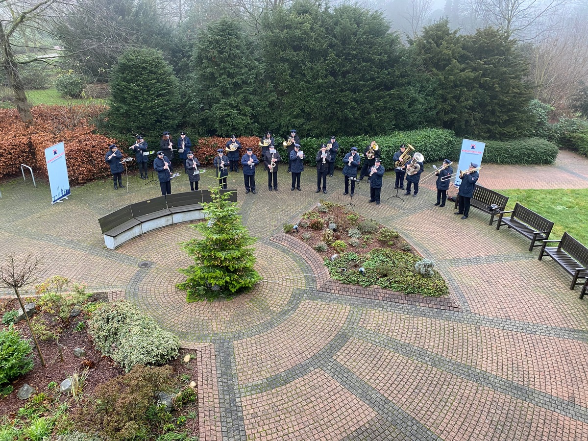 FW-Velbert: Musikzug der Feuerwehr Velbert spielt Weihnachtslieder an Senioreneinrichtungen