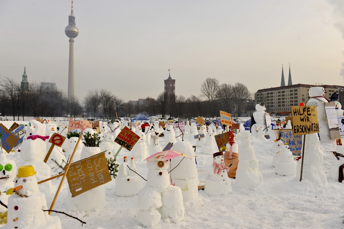 Berliner bauen 750 Schneemänner gegen den Klimawandel (mit Bild und Video)