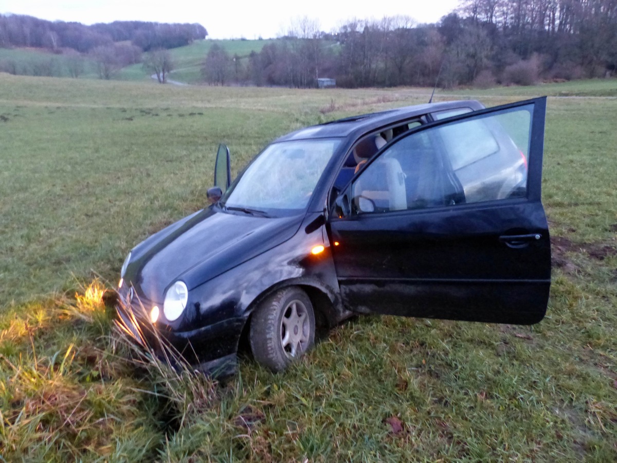 POL-GM: 221220-1030: Rasante Fahrt endete auf Wiese