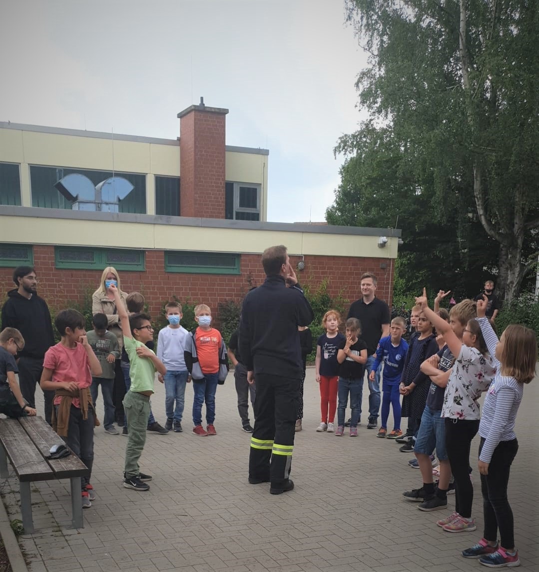 FW-WRN: Brandschutzfrüherziehung in der Werner Wiehagenschule mit der Freiwilligen Feuerwehr Werne