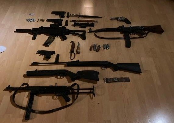 POL-E: Mülheim an der Ruhr: 59-Jähriger bedroht syrische Familie - Zahlreiche Waffen sichergestellt