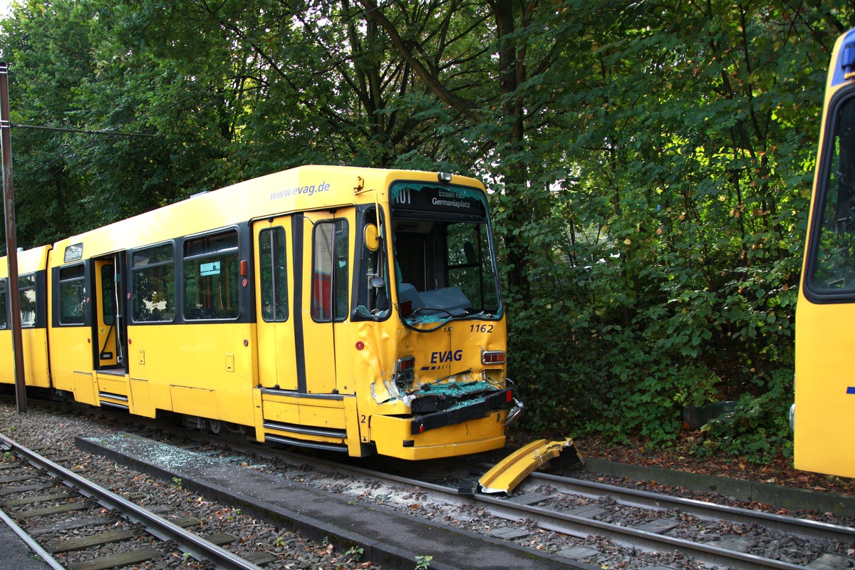 FW-E: Kollision zweier Straßenbahnen in Essen, sechs Erwachsene und zwei Kinder leicht verletzt