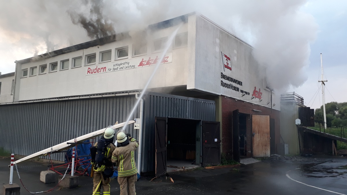 FW Bremerhaven: Großbrand beim Bremerhavener Ruderverein