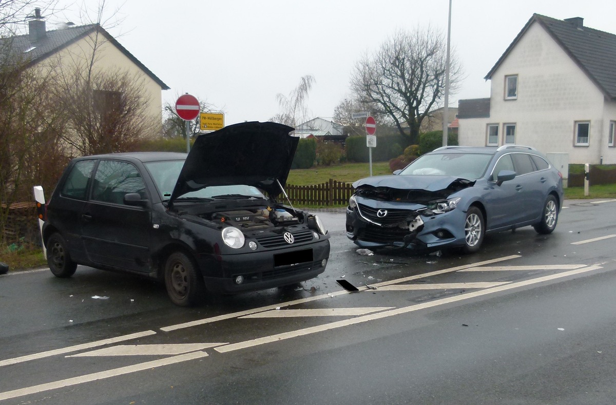 POL-MI: Drei Verletzte bei Unfall auf der Möllberger Straße in Porta