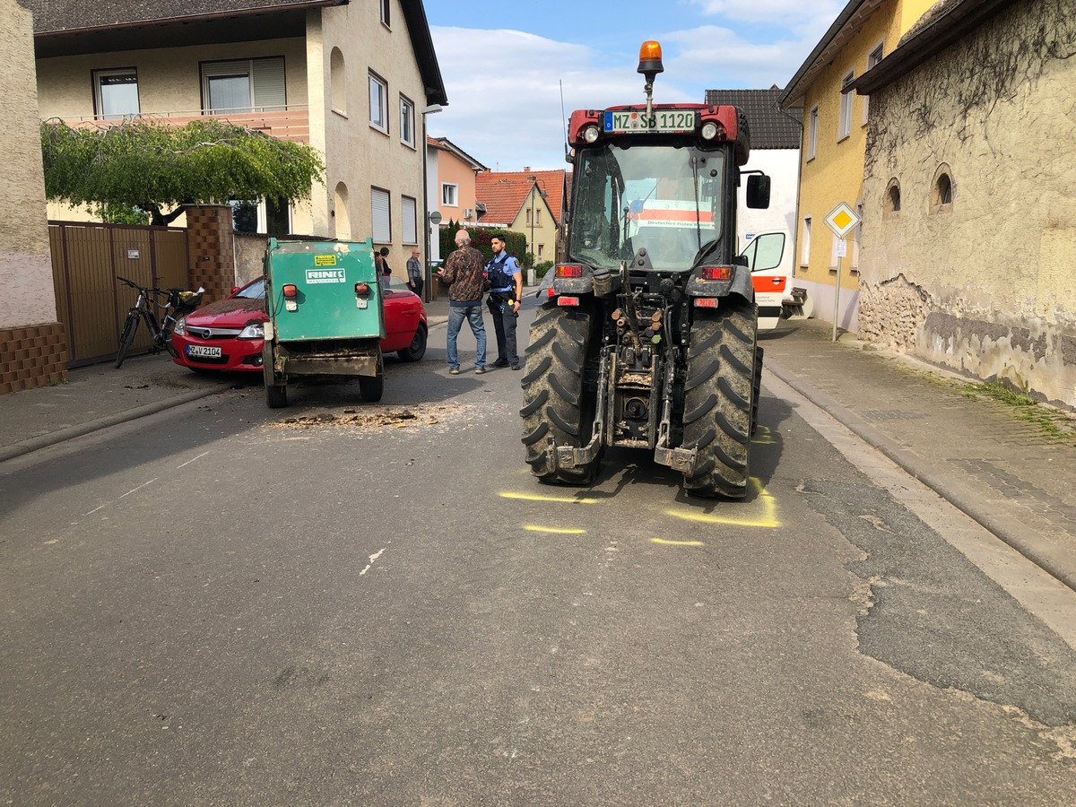 POL-PIOPP: Verkehrsunfall - Anhänger löst sich während der Fahrt von Traktor