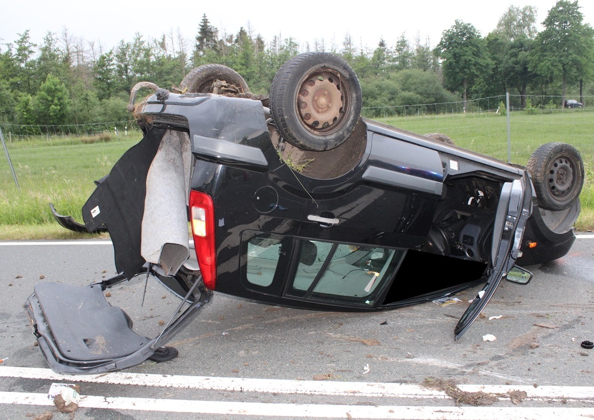 POL-MI: Auto überschlägt sich in Quetzen