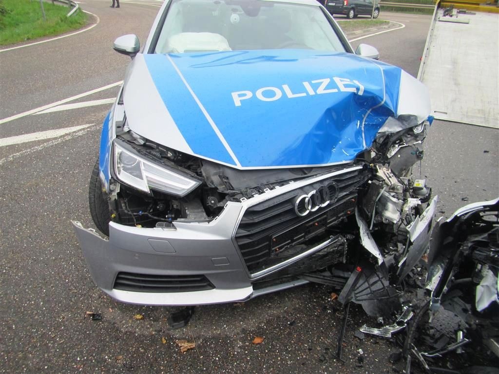 POL-PDWO: Vier Verletzte bei Unfall mit Streifenwagen