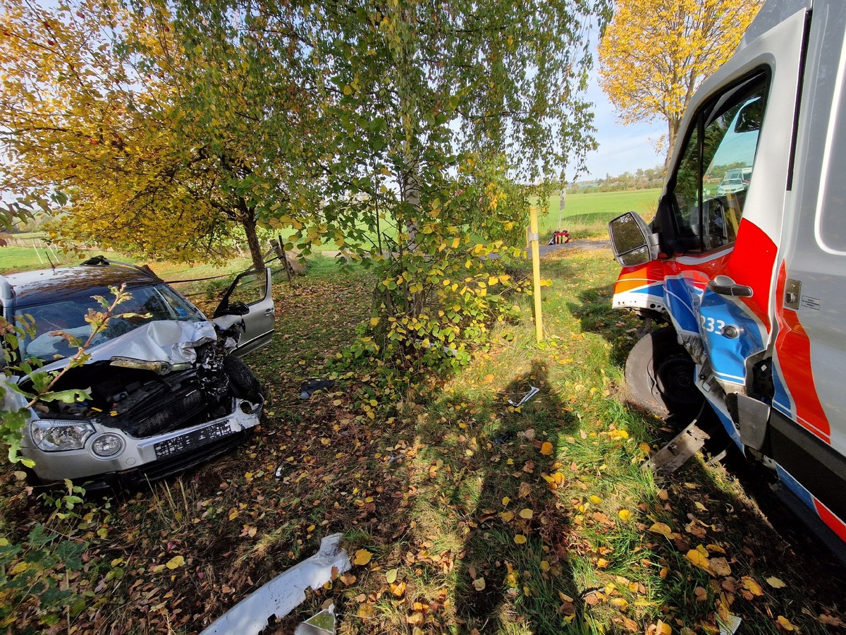 POL-GÖ: (432/2022) Schwerer Unfall im Begegnungsverkehr - Krankenwagen gerät in den Gegenverkehr und kollidiert mit entgegenkommenden Skoda, 79-Jähriger Patient erliegt seinen Verletzungen