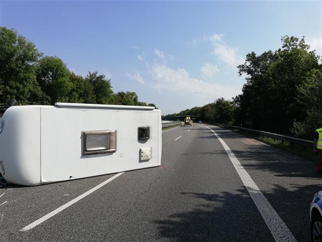 POL-VDMZ: Ein geplatzter Reifen - Zwei Verletzte - Fahrbahn blockiert