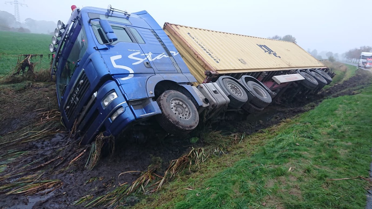 POL-CUX: LKW gerät in den Seitenraum - aufwändige Bergung mit Vollsperrung (Lichtbild in der Anlage)