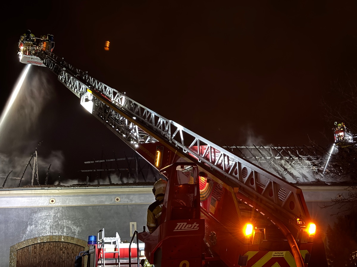 FW Dresden: Großbrand in ehemaliger Eventlocation &quot;Merlins Wunderland&quot;: Feuerwehr Dresden verhindert Ausbreitung