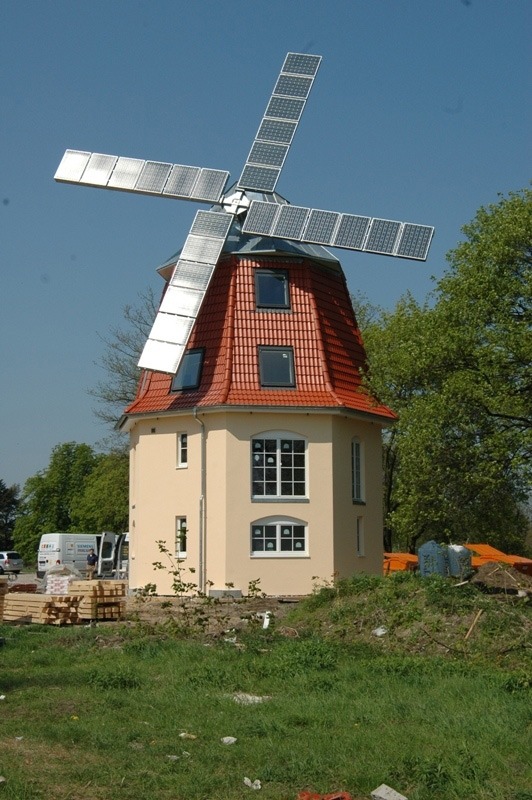 Die Bundesliga im eigenen Heimkino gucken / Die kabel eins-High- Tech-Windmühle putzt sich heraus