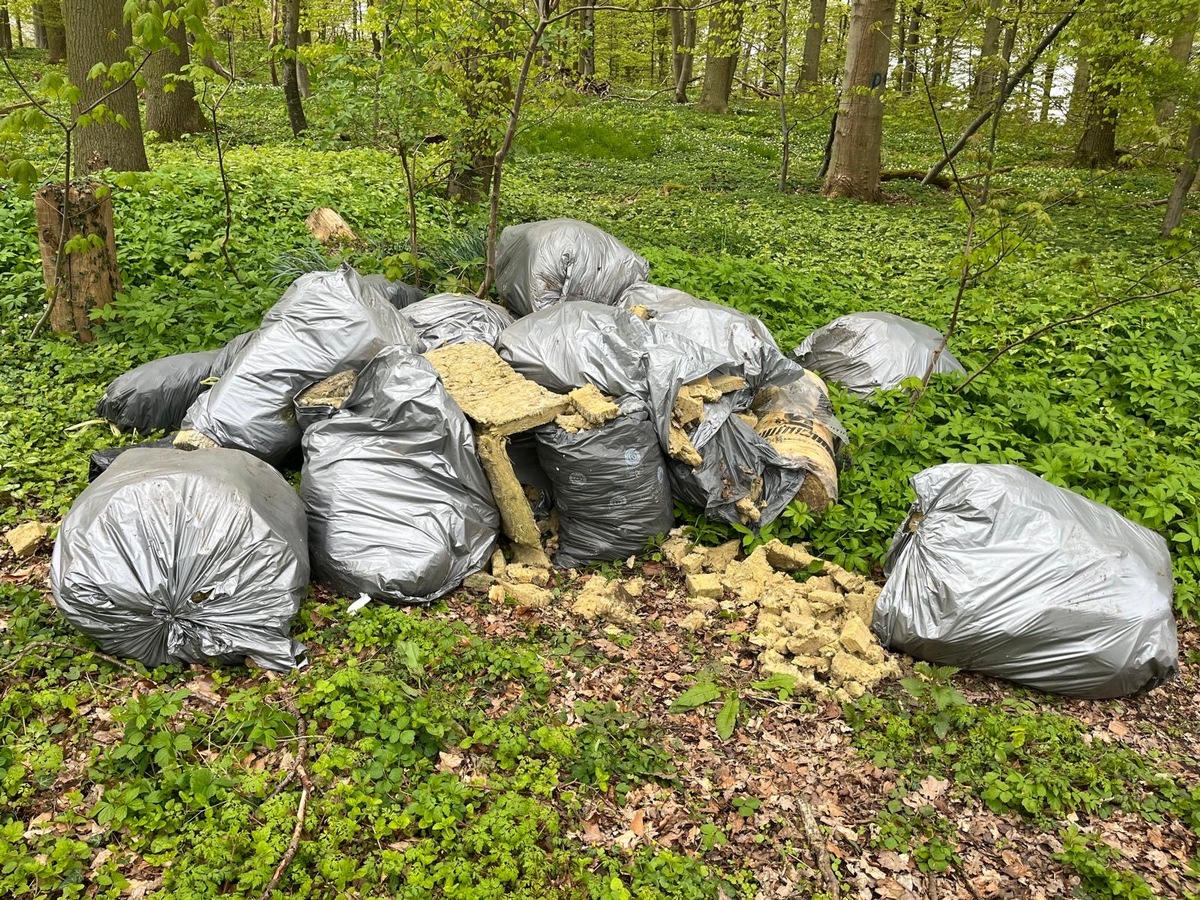 POL-HL: Ostholstein - Süsel / Unerlaubte Abfallentsorgung im Wald - Zeugen gesucht