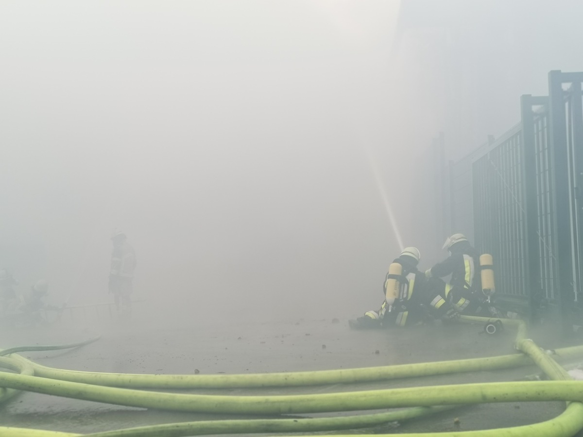 FW-E: Brand in einer Lagerhalle-Brandausbreitung verhindert-Ein Feuerwehrmann leicht verletzt