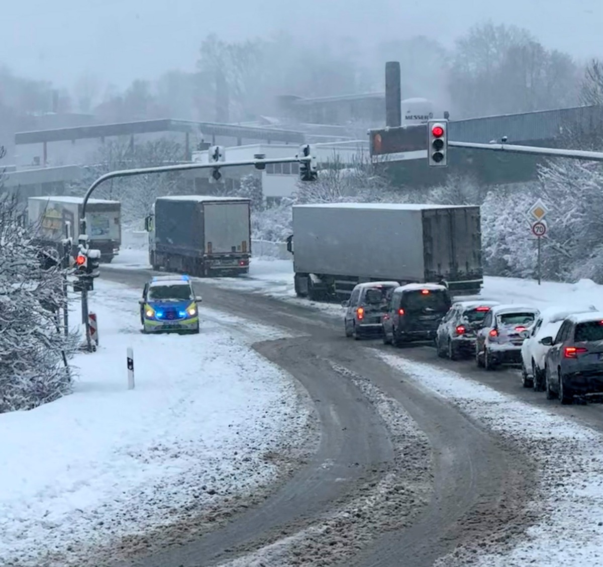 POL-MK: Zweite Schneebilanz: Zahlreiche Unfälle und chaotische Straßenzustände