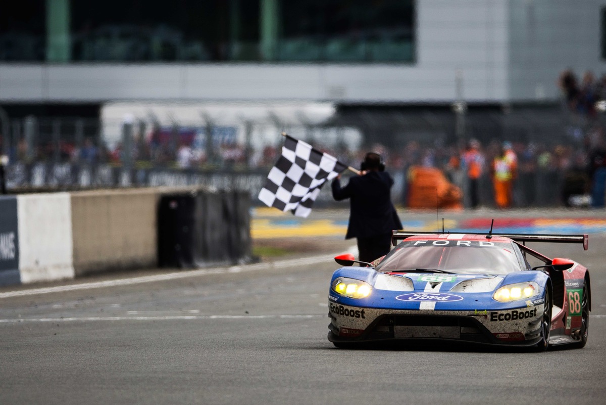 Ford gewinnt die 24 Stunden von Le Mans in der GTE-Kategorie (FOTO)