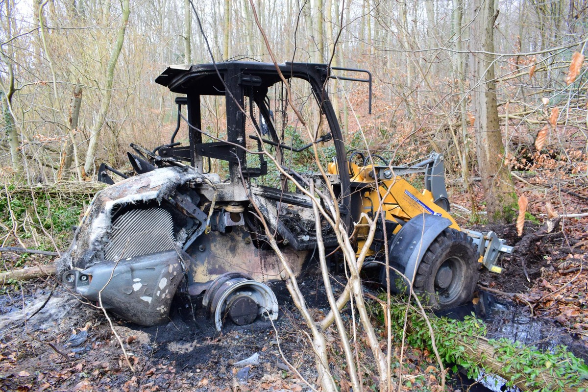 POL-HL: Ostholstein - Niendorf O. / Scharbeutz / Geklauter Radlader ausgebrannt aufgefunden - Zeugen gesucht