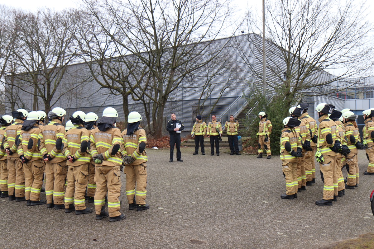 FW-GL: 14 neue Feuerwehrfrauen und -männer für Bergisch Gladbach