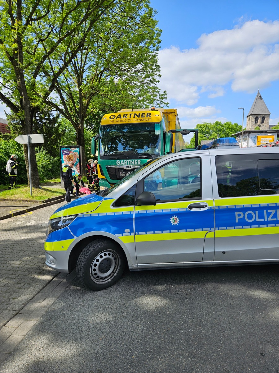 FW-DO: Feuerwehr befreit Radfahrer nach Verkehrsunfall