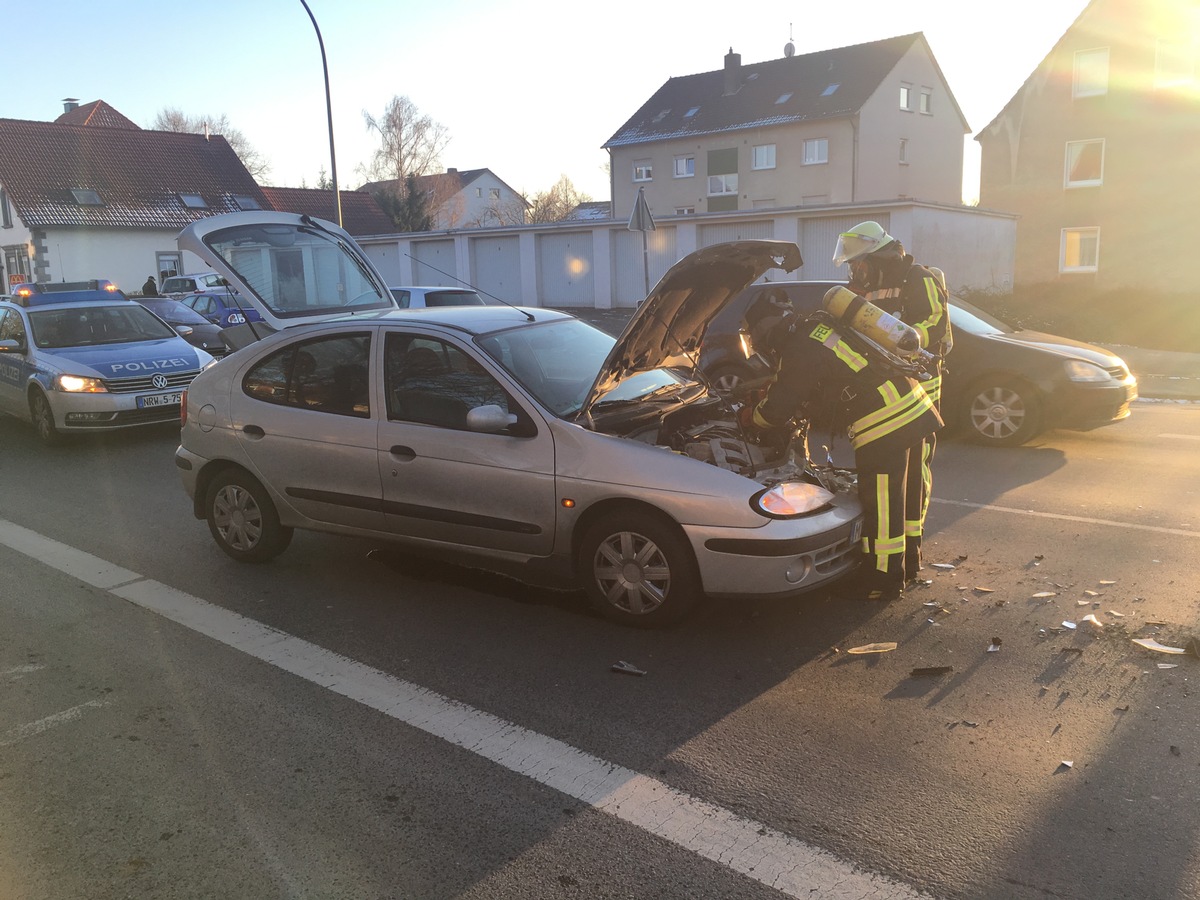 FW Lage: PKW Brand nach Verkehrsunfall - 19.01.2017 - 15:56 Uhr