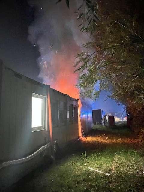 POL-STD: Waschmaschine setzt Waschcontainer in Brand - keine Personenschäden - ca. 30.000 Euro Sachschaden