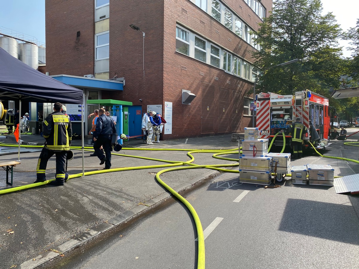 FW Köln: Chemieunfall an der Geldernstraße / Keine Gefahr für die Bevölkerung