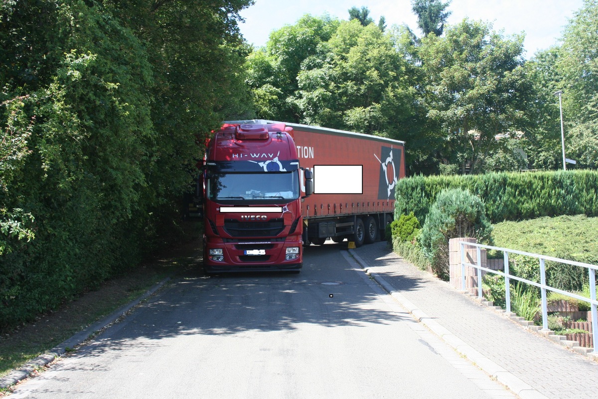 POL-PDKL: 40-Tonner-Sattelzug festgefahren