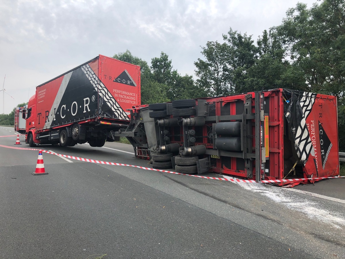 POL-BI: Umgekippter Lkw sorgt für Vollsperrung auf der BAB 44