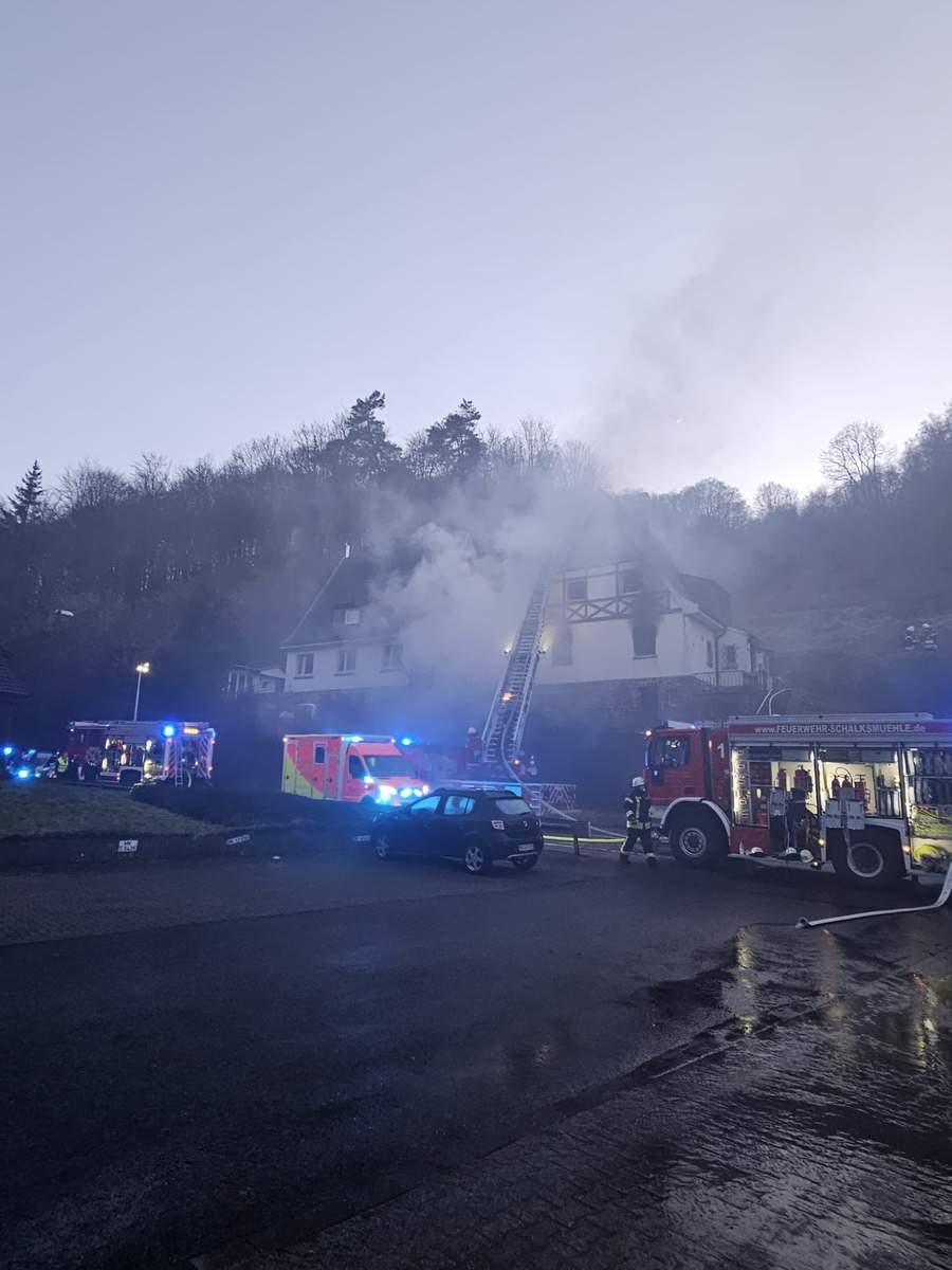 FW Schalksmühle: Brand in Gebäude - eine Person gestorben.