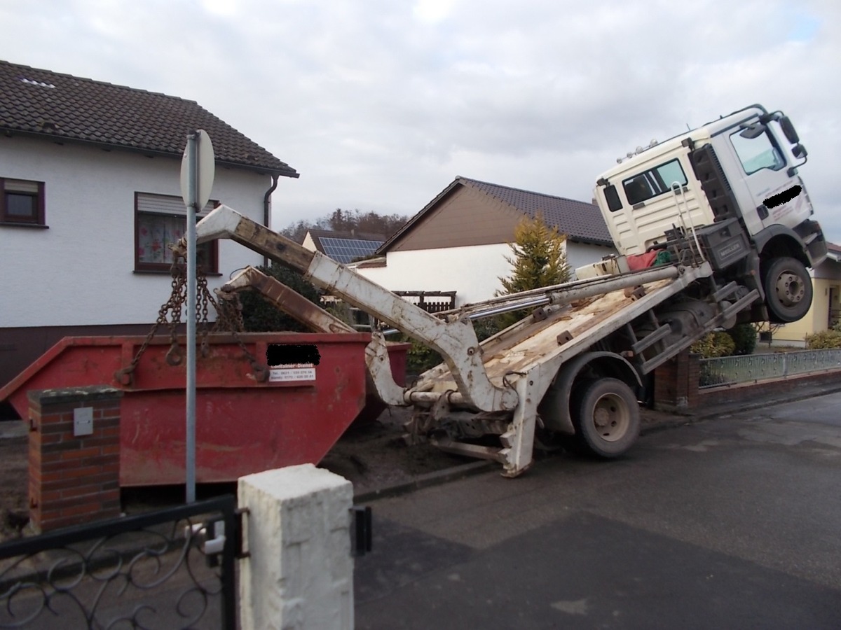 POL-PDLU: (Neuhofen) - Lkw hebt sich in die Lüfte