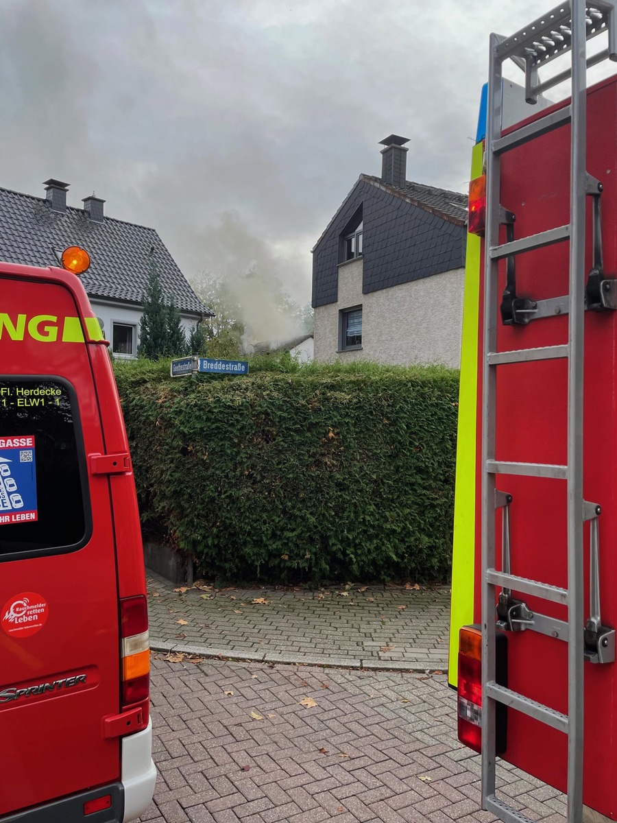 FW-EN: Dachstuhlbrand in der Breddestraße - Zwei Katzen versterben im Dachgeschoss - Feuerwehr konnte Ausbreitung auf den gesamten Dachstuhl verhindern