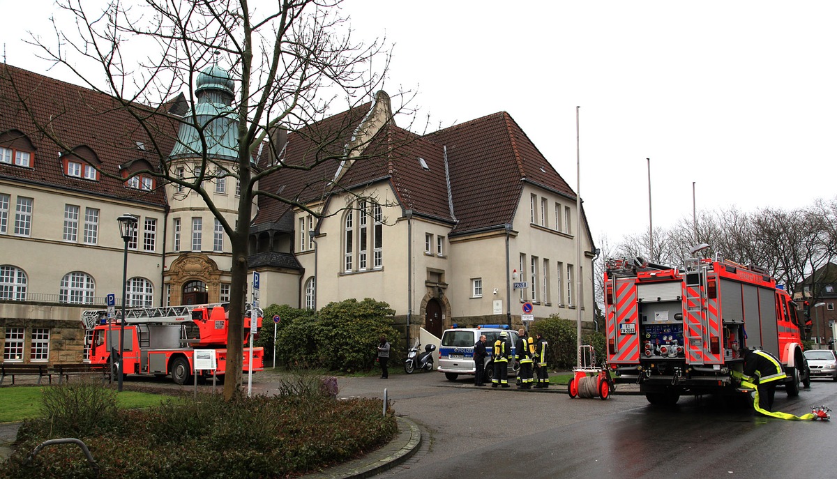 FW-E: Brandgeruch im Krayer Rathaus, technischer Defekt in EDV-Schrank