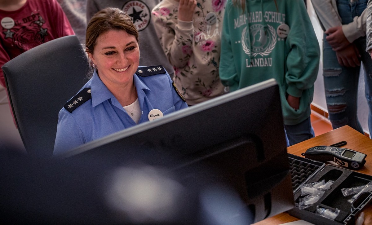 POL-PDLD: Edenkoben - Girls`Day: 14 Mädchen besuchen die Polizei