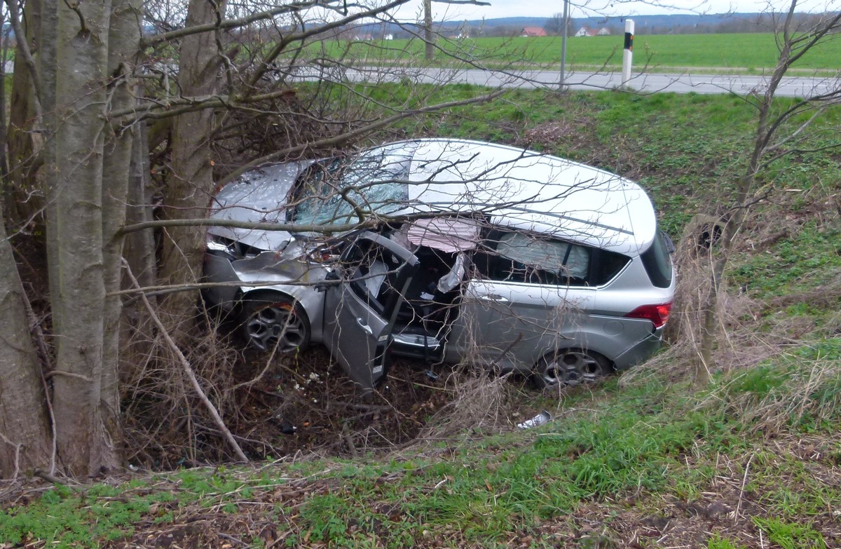 POL-MI: Autofahrerin verletzt - PKW kracht gegen Baum