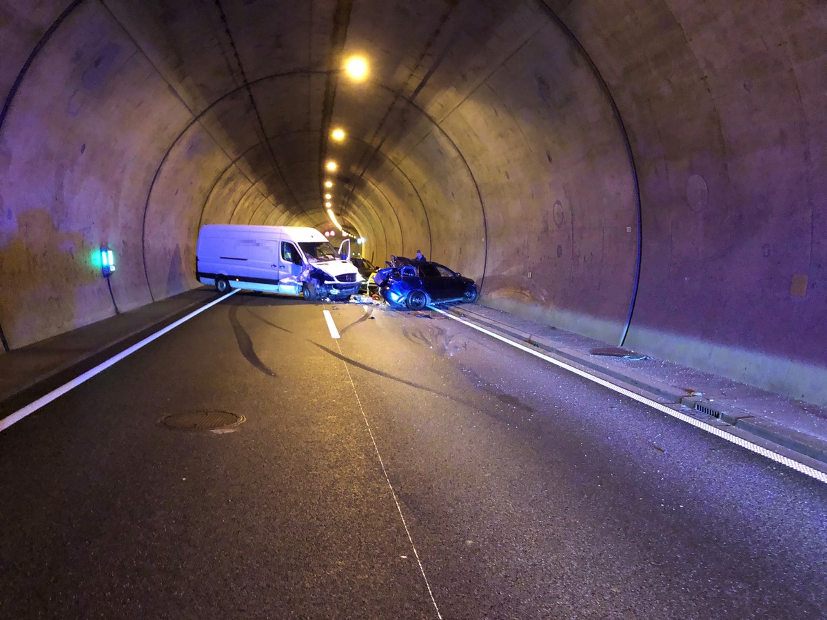 POL-GÖ: (106/2023) Vollsperrung nach Unfall mit drei beteiligten Fahrzeugen auf der A38 - zwei Personen werden bei Auffahrunfall schwer verletzt. Abschlussmeldung