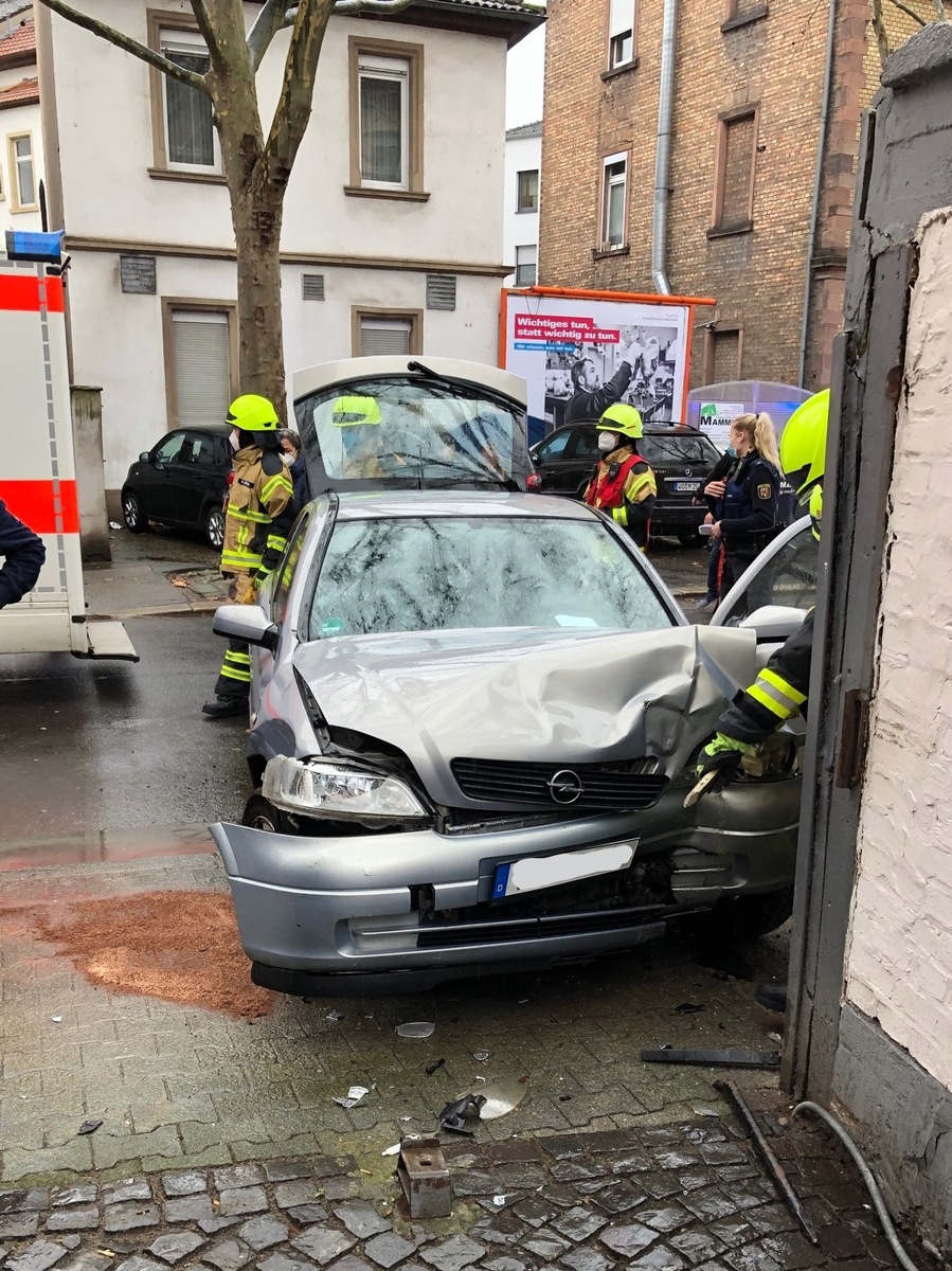 POL-PDWO: Worms - Auto prallt gegen Mauer - Fahrerin verletzt