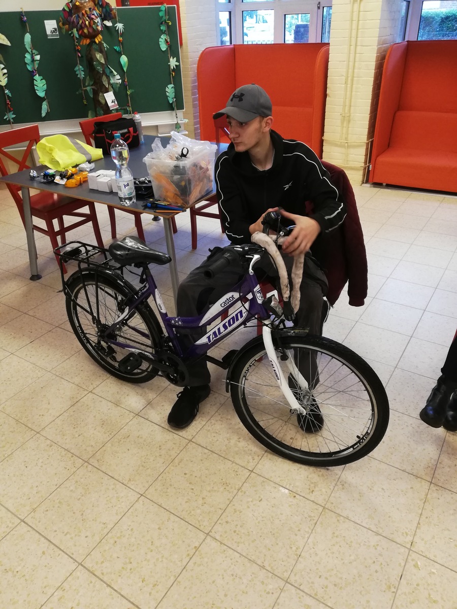 POL-STD: Unangekündigte Fahrradkontrolle an Buxtehuder Grundschule - fast 50 % der Räder mit Mängeln