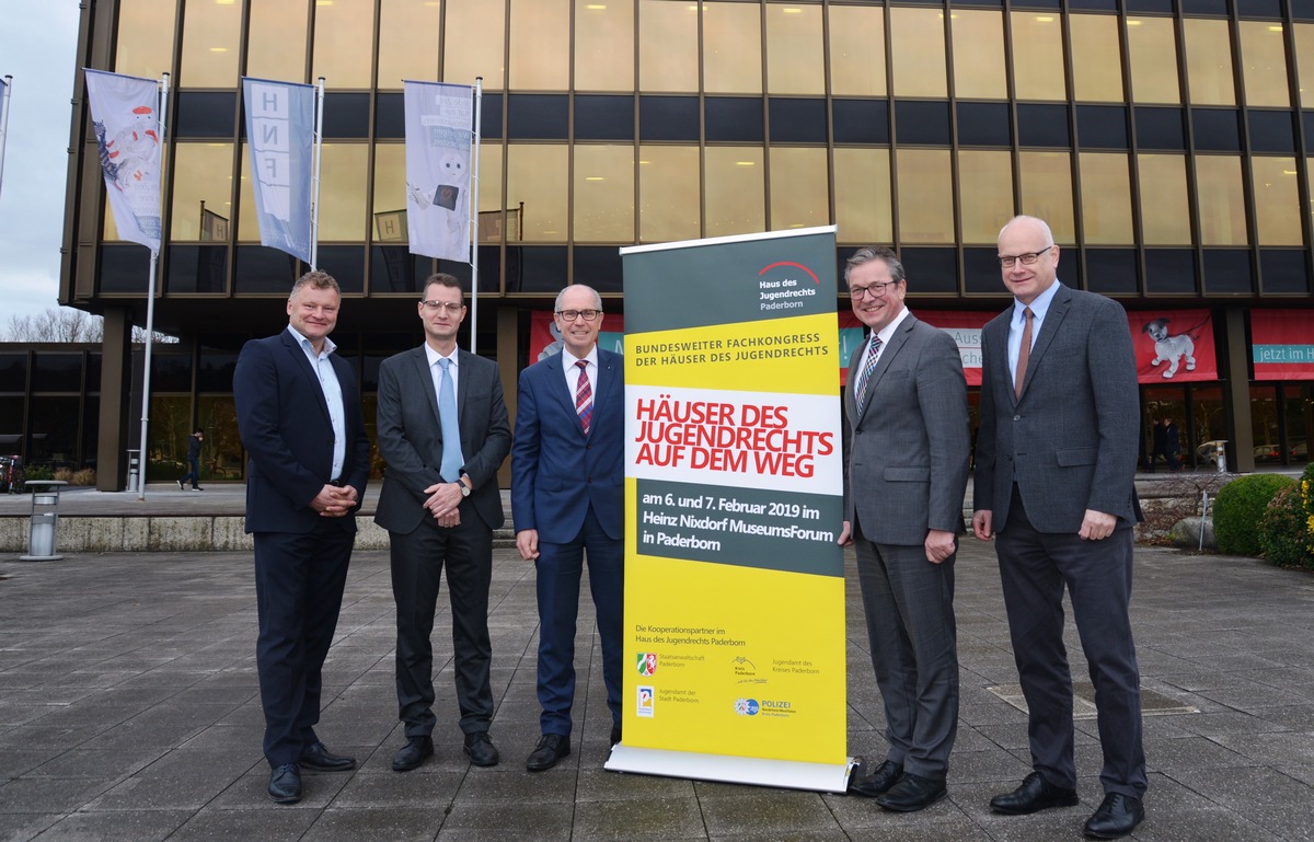 POL-PB: Das &quot;Haus des Jugendrechts Paderborn&quot; veranstaltet bundesweiten Fachkongress zum Thema Bekämpfung der Jugendkriminalität - Experten aus ganz Deutschland treffen sich im Heinz Nixdorf MuseumForum