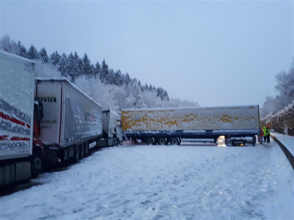 POL-VDKO: Fotos zu Meldung vom 18.12.17, 11:12 Uhr
VU auf der A 3 mit mehreren Lkw