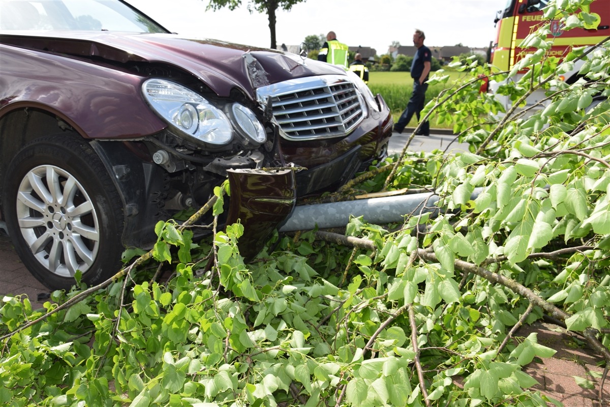 POL-HF: Mercedes kracht gegen Straßenlaterne Insassen leicht verletzt