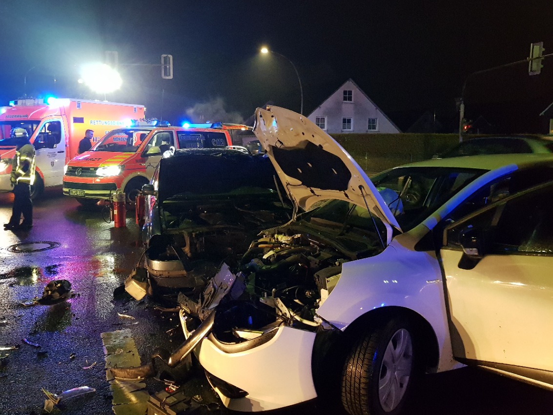 FW Menden: Unfall im Kreuzungsbereich - Vier verletzte Personen