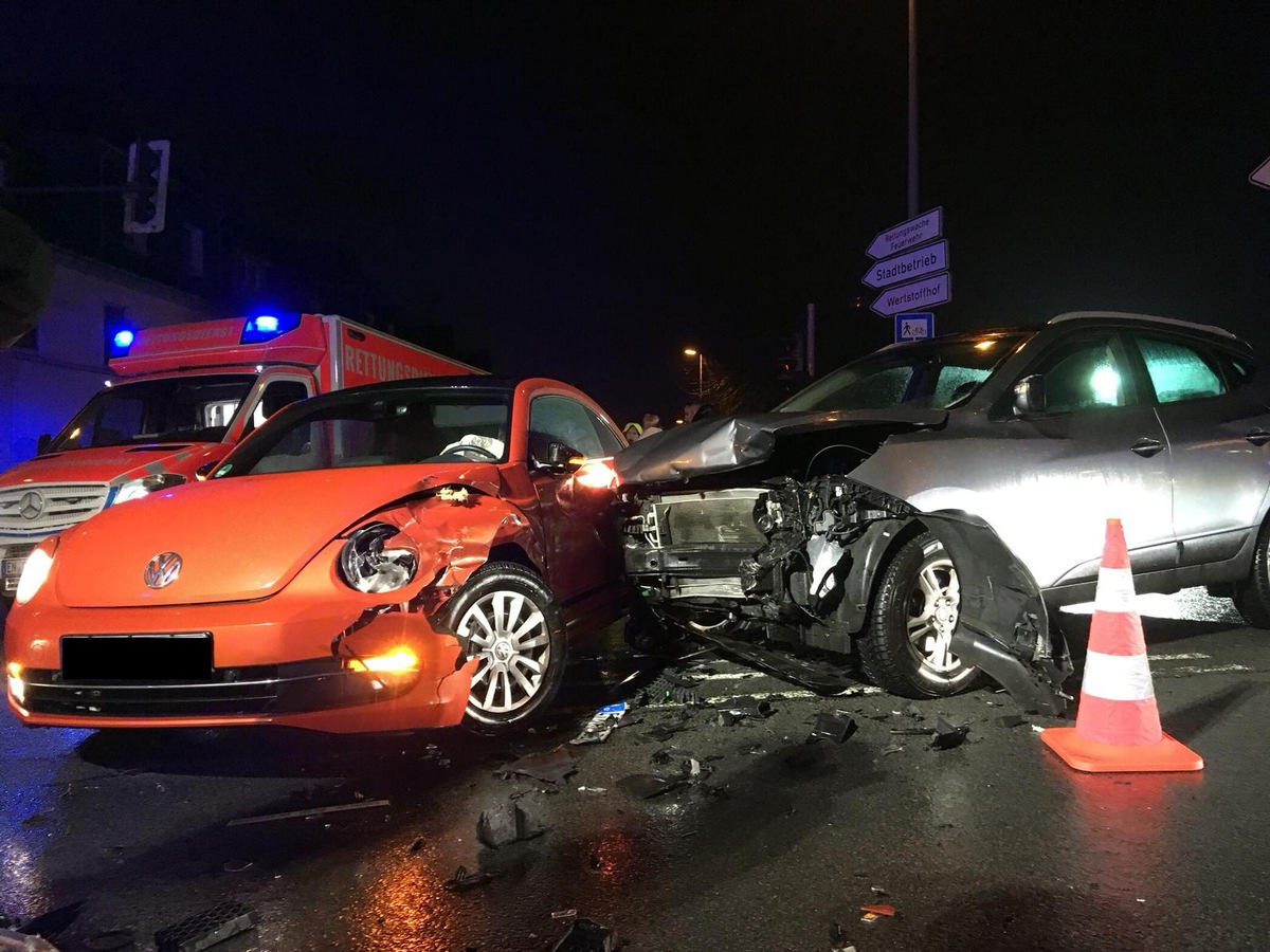 FW-EN: Wetter - Verkehrsunfall im Kreuzungsbereich